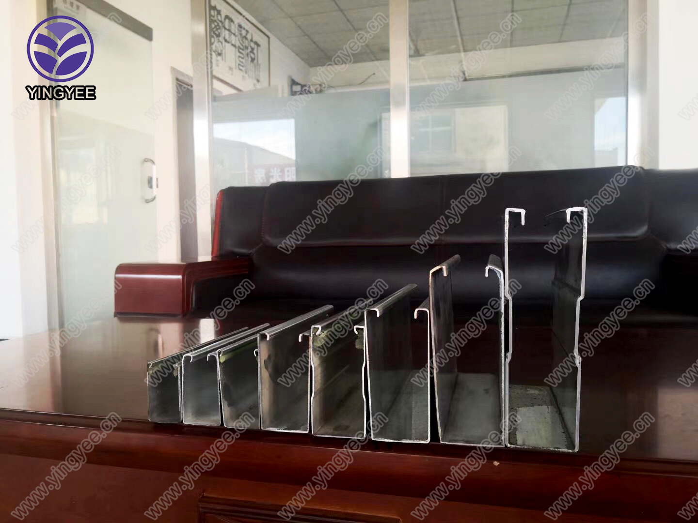Guide roll forming machine for roller shutter door