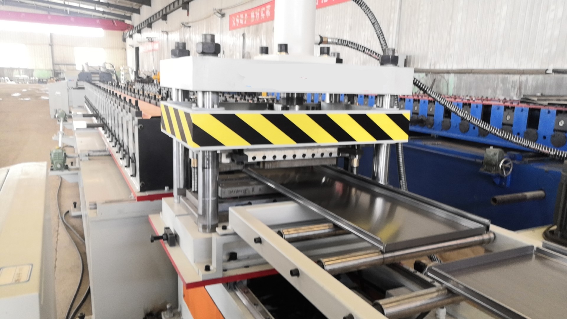roof panel roll forming machine