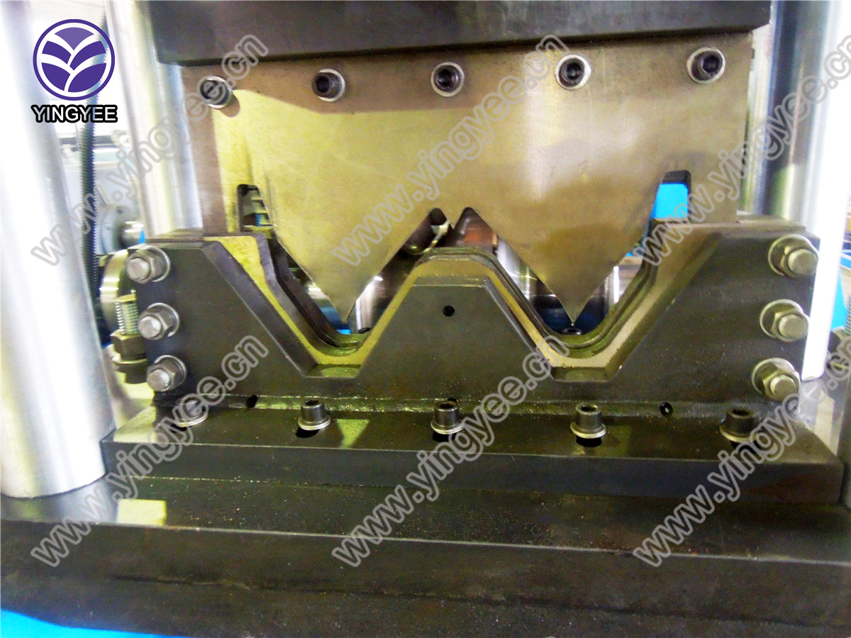tracking moving cutting wall angle roll forming machine